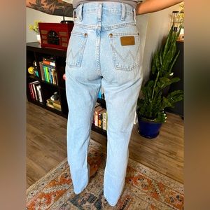 Wrangler Cowboy Cut Slim Fit in Bleach size 9 (28x32)